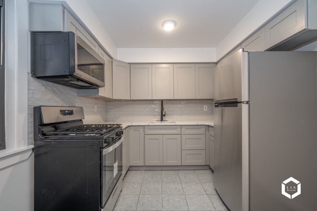 Primary Photo - Remodeled 3 Bedrooms Apartment in Prime Di...