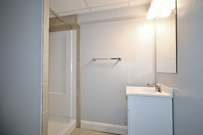 Building Photo - South Side 3BR - Simple, Solid, Ready