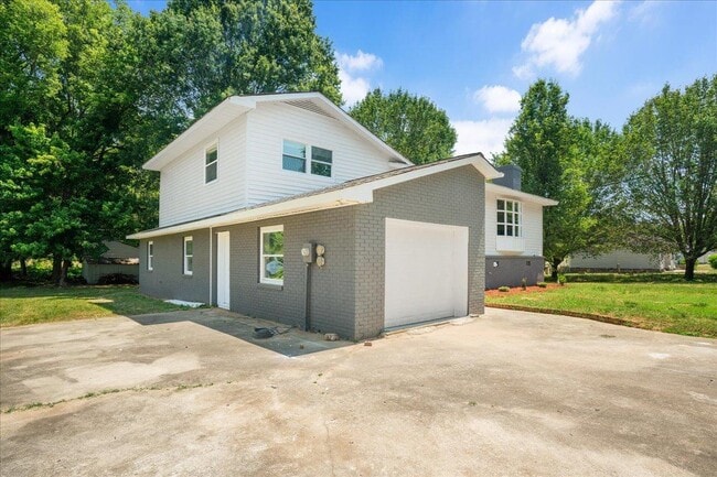 Building Photo - 1844 Brier Ln