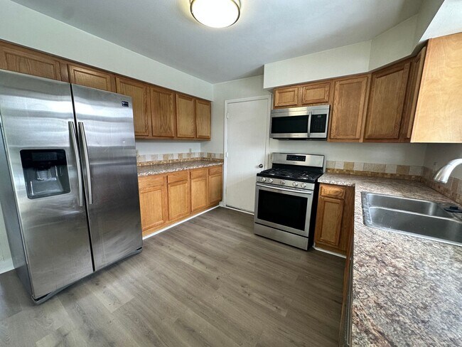 Building Photo - MOVE IN SPECIAL! Cozy 5 bedroom 2 bath Hom...