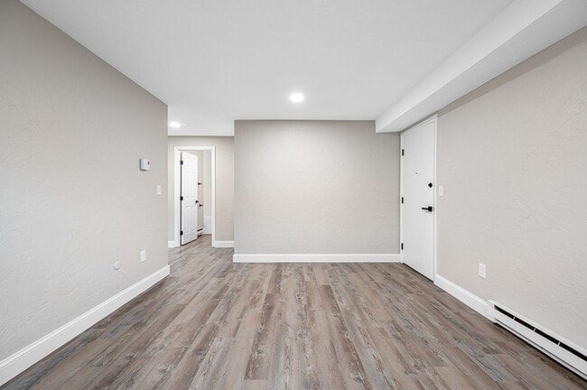 Building Photo - 558 Mill St