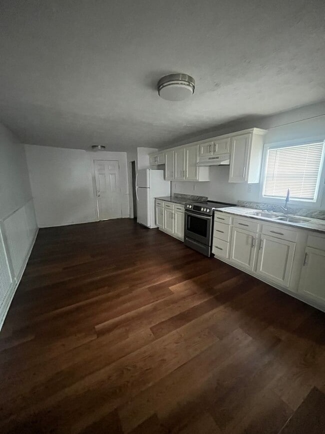 Building Photo - Gorgeous 3 bedroom updated house!