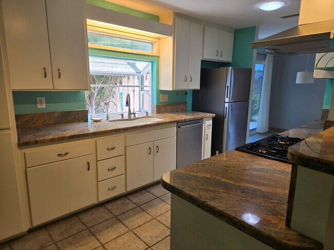 Foto del edificio - Welcome to this beautifully upgraded 3-bedroom, 2.5-bath home located in a highly sought-after Sa...