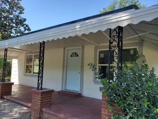 Foto del edificio - Coming Soon: Rebuilt Home on Corner Lot