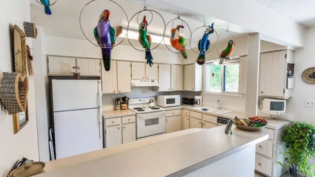 Building Photo - 806 E Swallow Rd