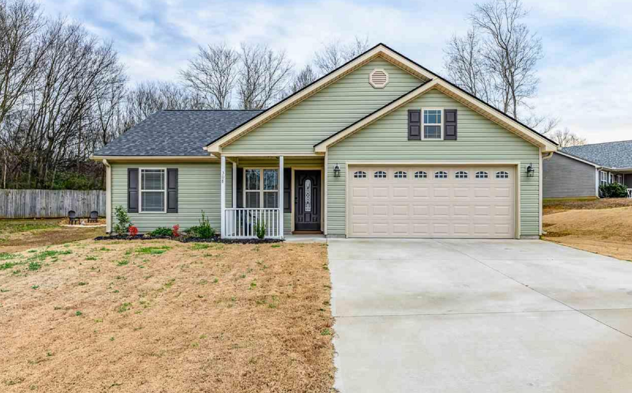 Primary Photo - Charming 3-bed, 2-bath, 2017-construction ...