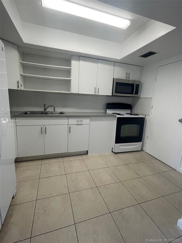 Primary Photo - 1400 NE 169th St
