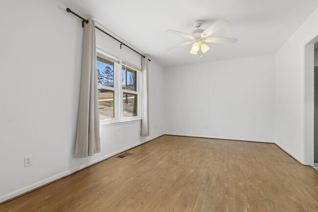 Foto del edificio - Spacious 3BR Home Close to Post, Schools & Shopping