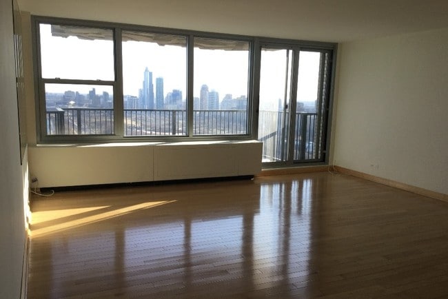 City View from Large Living Room - 400 E Randolph St