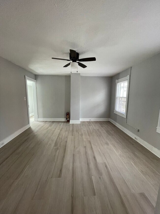 Foto del edificio - Small pets are welcome with an additional deposit and monthly pet rent.