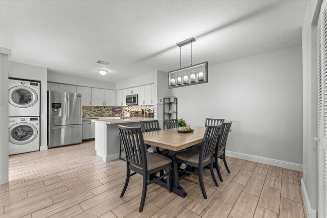 Building Photo - 1596 Shaker Cir