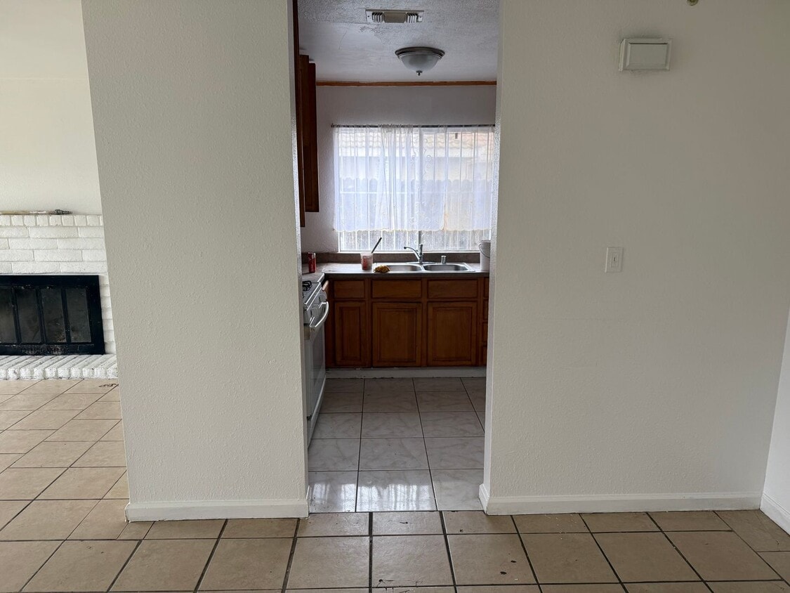 Foto del edificio - 3 bd 2bth- Ready to move in!! Easy access to shopping and FWY 99 and I-5!!!