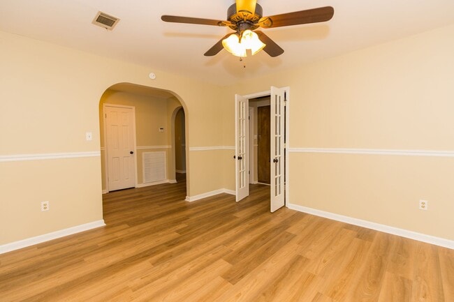 Building Photo - 4 Bed 2.5 bath