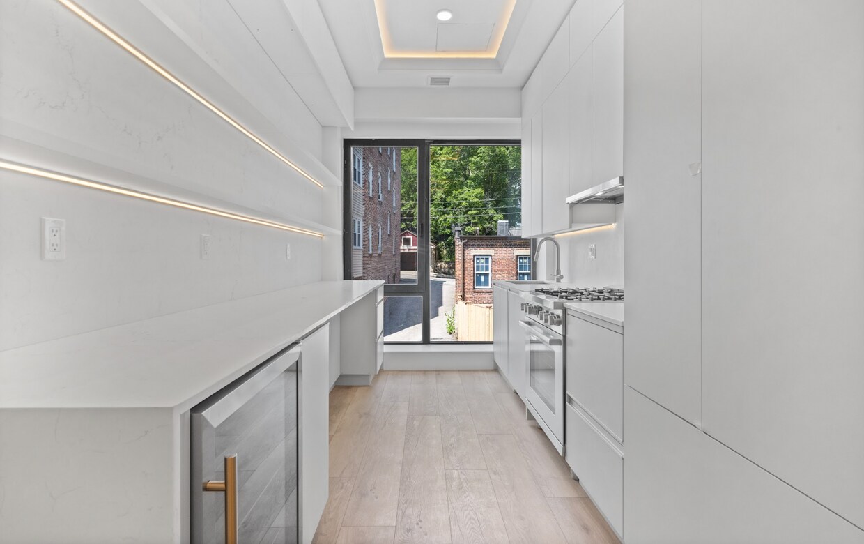 Primary Photo - 1578 Beacon St