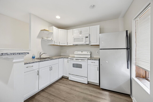 Building Photo - Spacious 3-Bedroom Apartment in the Heart ...