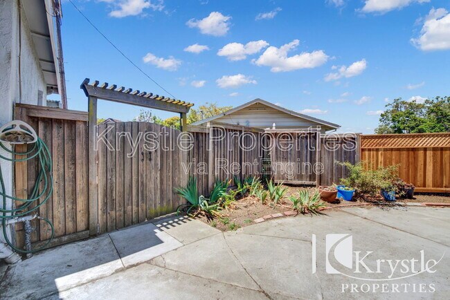 Foto del edificio - 211 Oakmore Ct