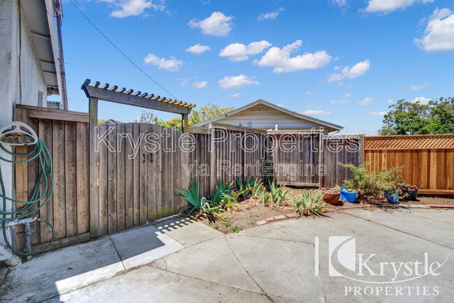 Building Photo - 211 Oakmore Ct