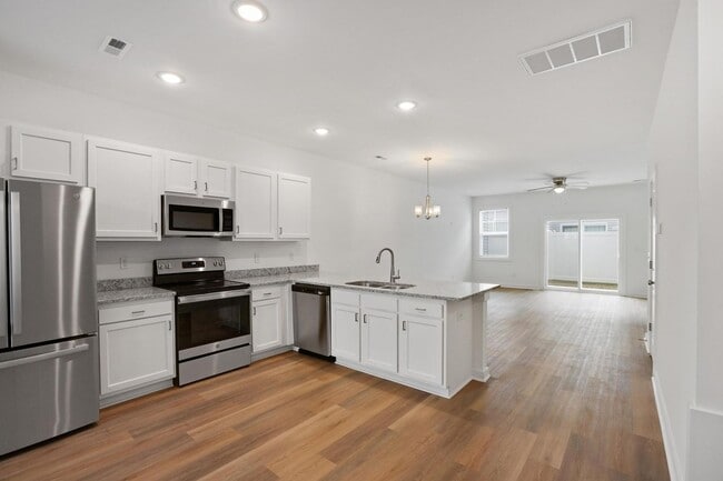 Building Photo - Large 3 story townhome near beach with community POOL and GYM!