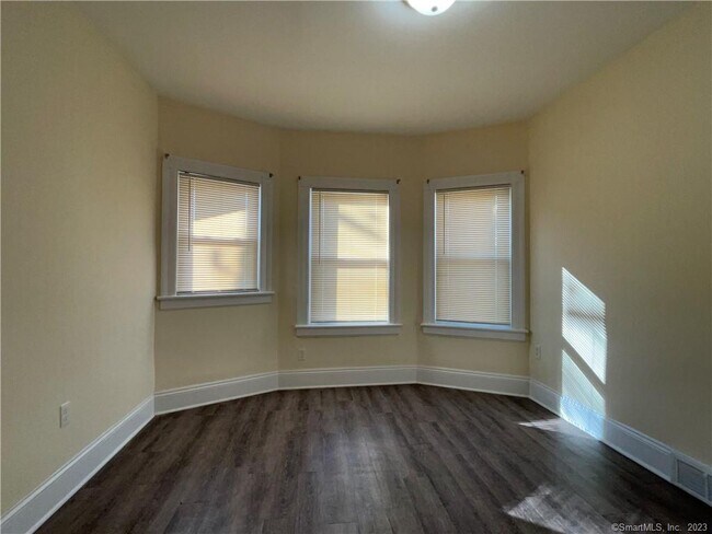 Building Photo - 352 Bunnell St