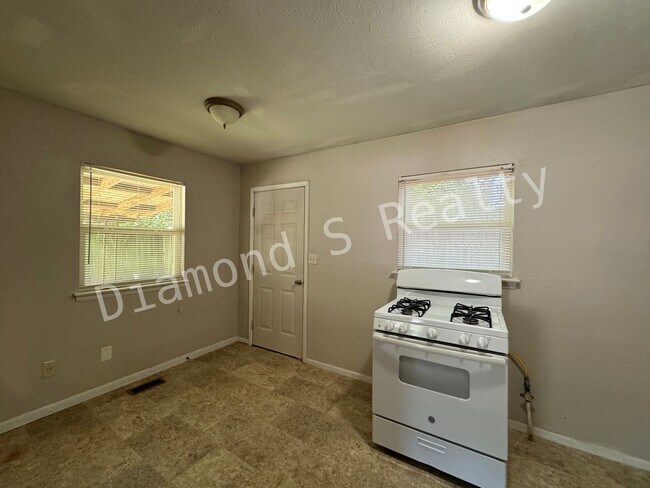 Building Photo - JUST REDUCED!  2 Bedroom House with Large ...