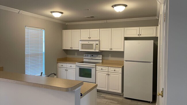 Foto del edificio - Nice 3 bedroom/2 bath unfurnished first fl...