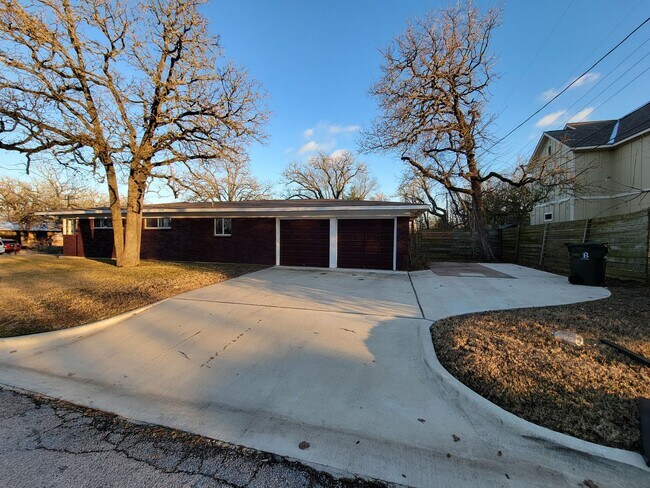 Foto del edificio - Bryan - 3 bed/ 2 bath / 2 car garage house with fenced back yard, near Texas A&M