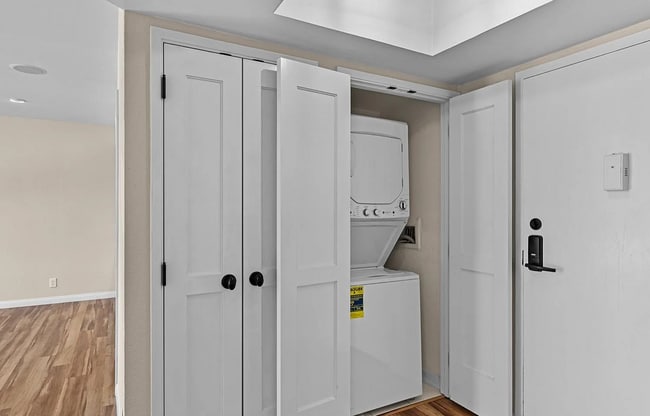 Foto del edificio - "Coastal Comfort: Spacious 1-Bedroom Retreat with Movie Room & Central Vacuum in San Francisco"