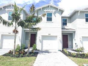 Building Photo - 390 SE Crossoak Ln