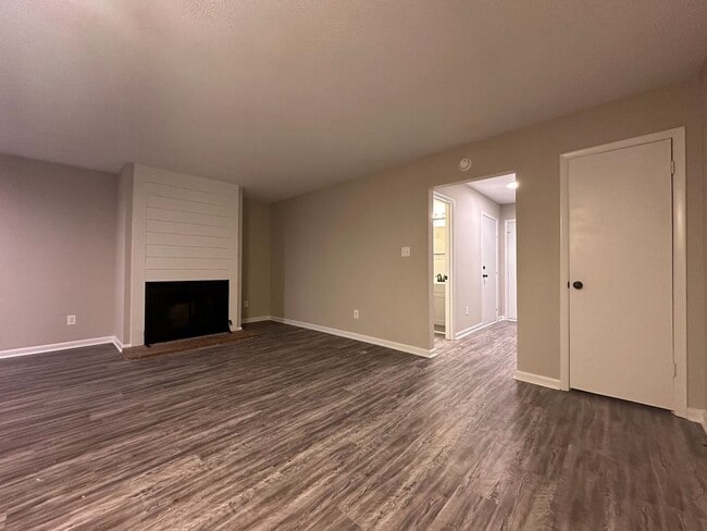 Foto del edificio - Convenient, in town living with garage!