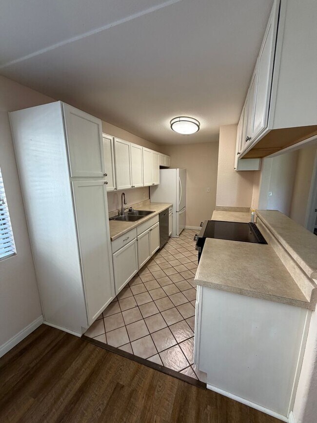 Foto del edificio - 2BR/1BA Lakeside ground floor condo with 1 car detached garage, 1 uncovered parking space & commu...