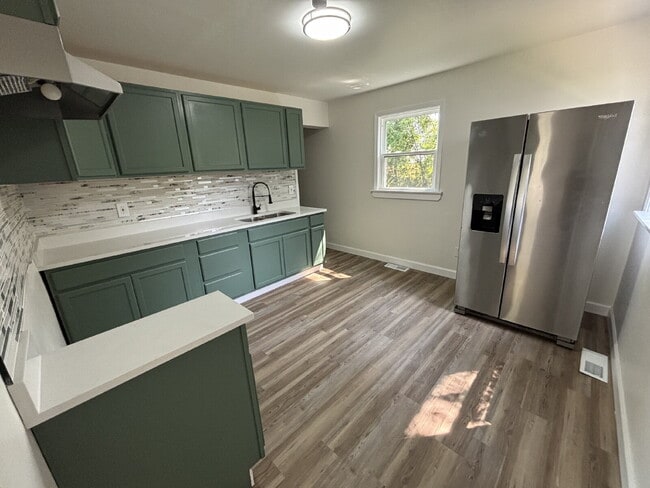 Building Photo - "Spacious 5-Bed Oasis with 2 Baths in Gary...