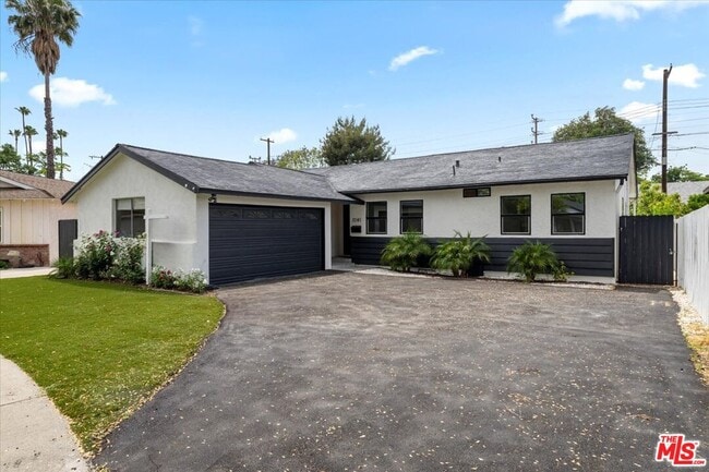 Foto del edificio - 7241 Donna Ave