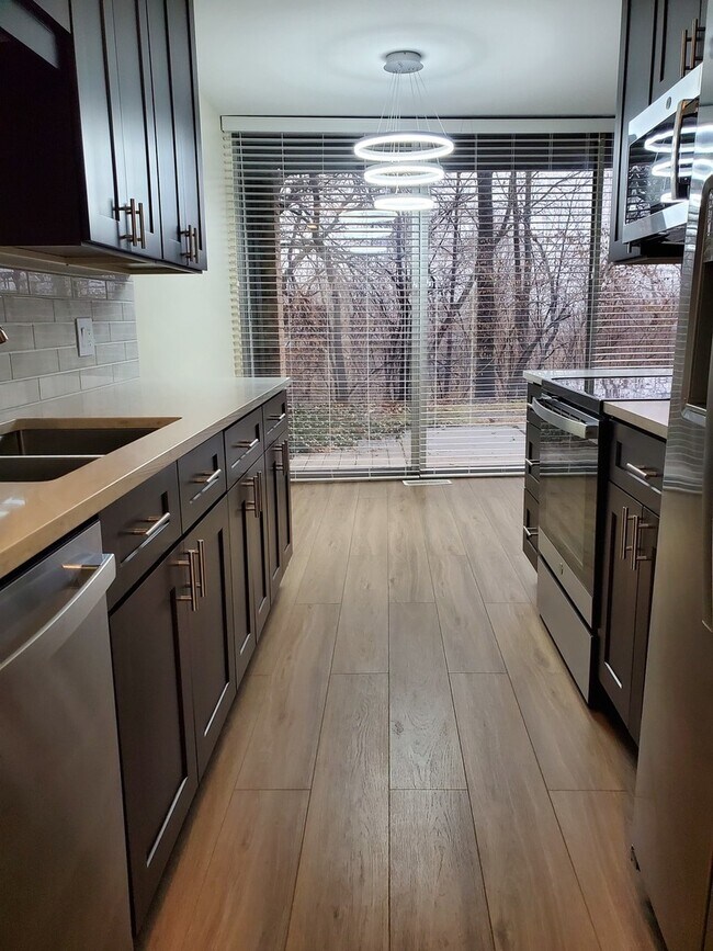 Foto del edificio - 5600 Hillcrest Ln