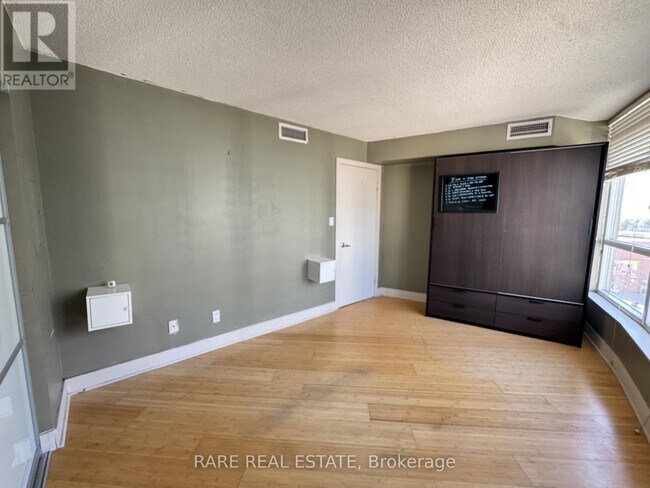 Building Photo - 550 Queens Quay W