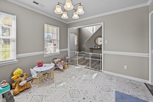 Foto del edificio - 215 Bishop Dr