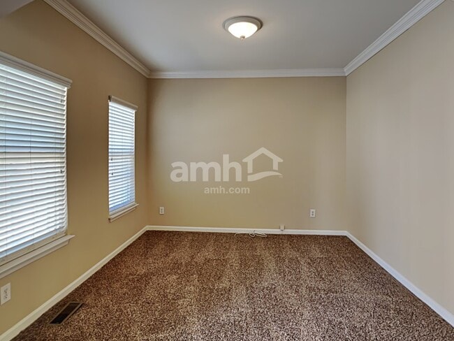 Foto del edificio - 586 Creek Valley Ct