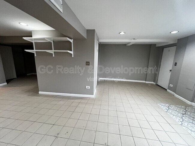 Foto del edificio - 2227 N Clybourn Ave