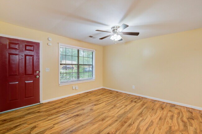 Building Photo - 106 Carriage Ct