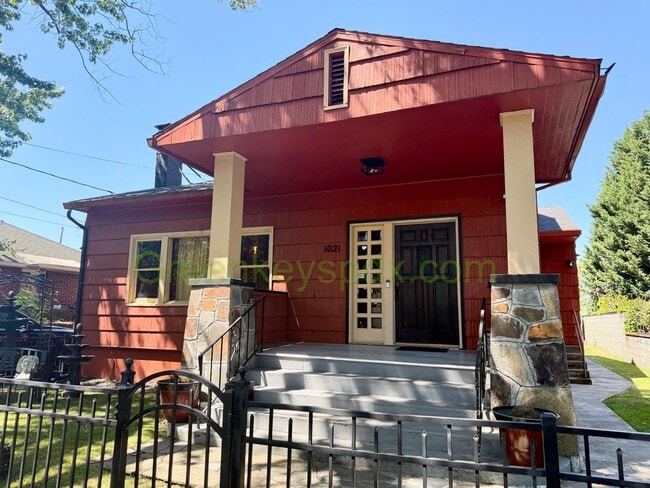 Foto del edificio - Awesome 4-Bed/2-Bath Craftsman Bungalow House Near Alberta District