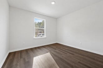 Building Photo - 2408 McKenzie Ave