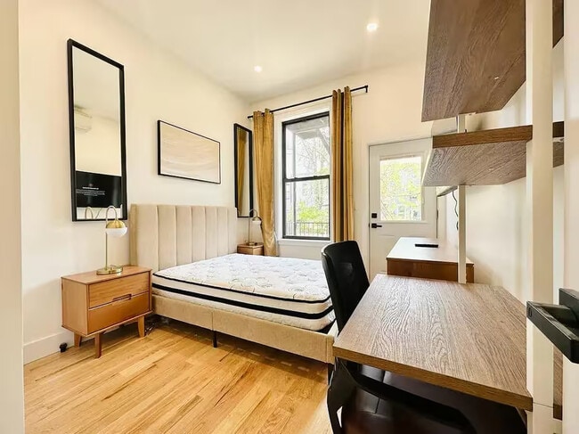 Building Photo - Furnished room/NOT APARTMENT