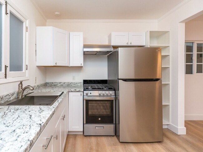 Foto del edificio - Freshly Updated Studio w/Patio in South Park! * All Utilities Included! *
