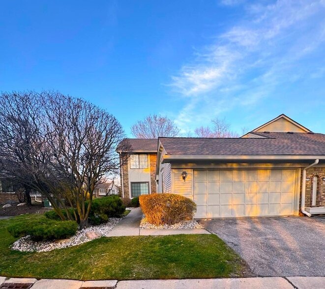 Foto principal - 6979 Pebble Creek Woods Dr