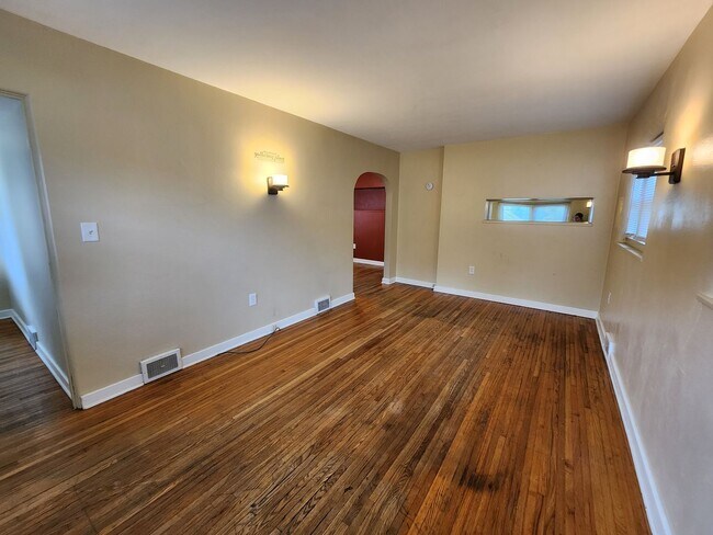 Foto del edificio - Two Bedroom Home in Normal