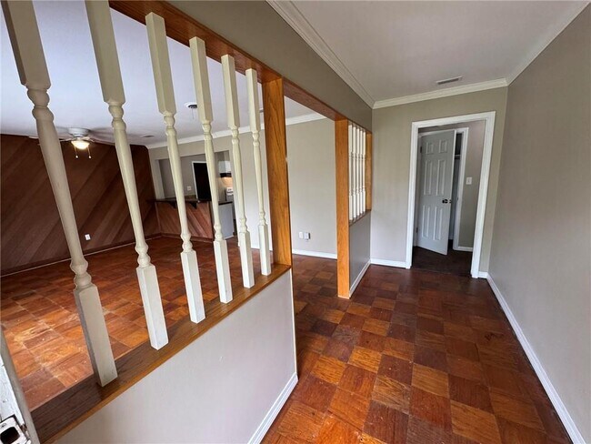 Foto del edificio - 5855 Woodvale Dr