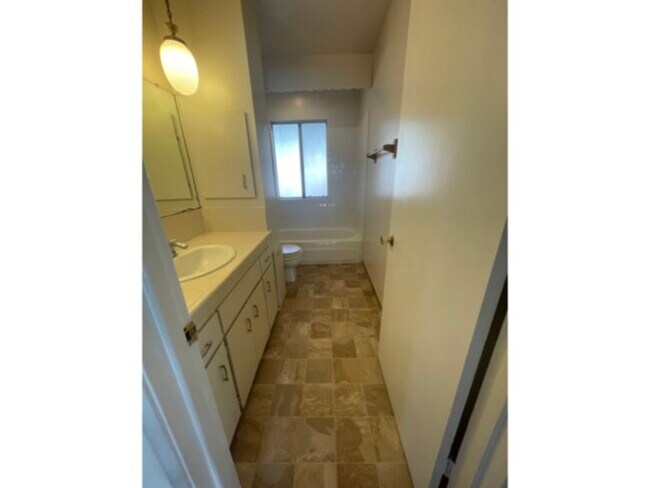 Foto del edificio - big house corner lot, possible rv parking