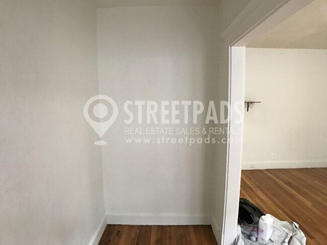 Building Photo - bedroom in Boston MA 02215
