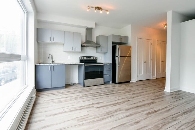 Photo du bâtiment - 6600 Av. de Darlington