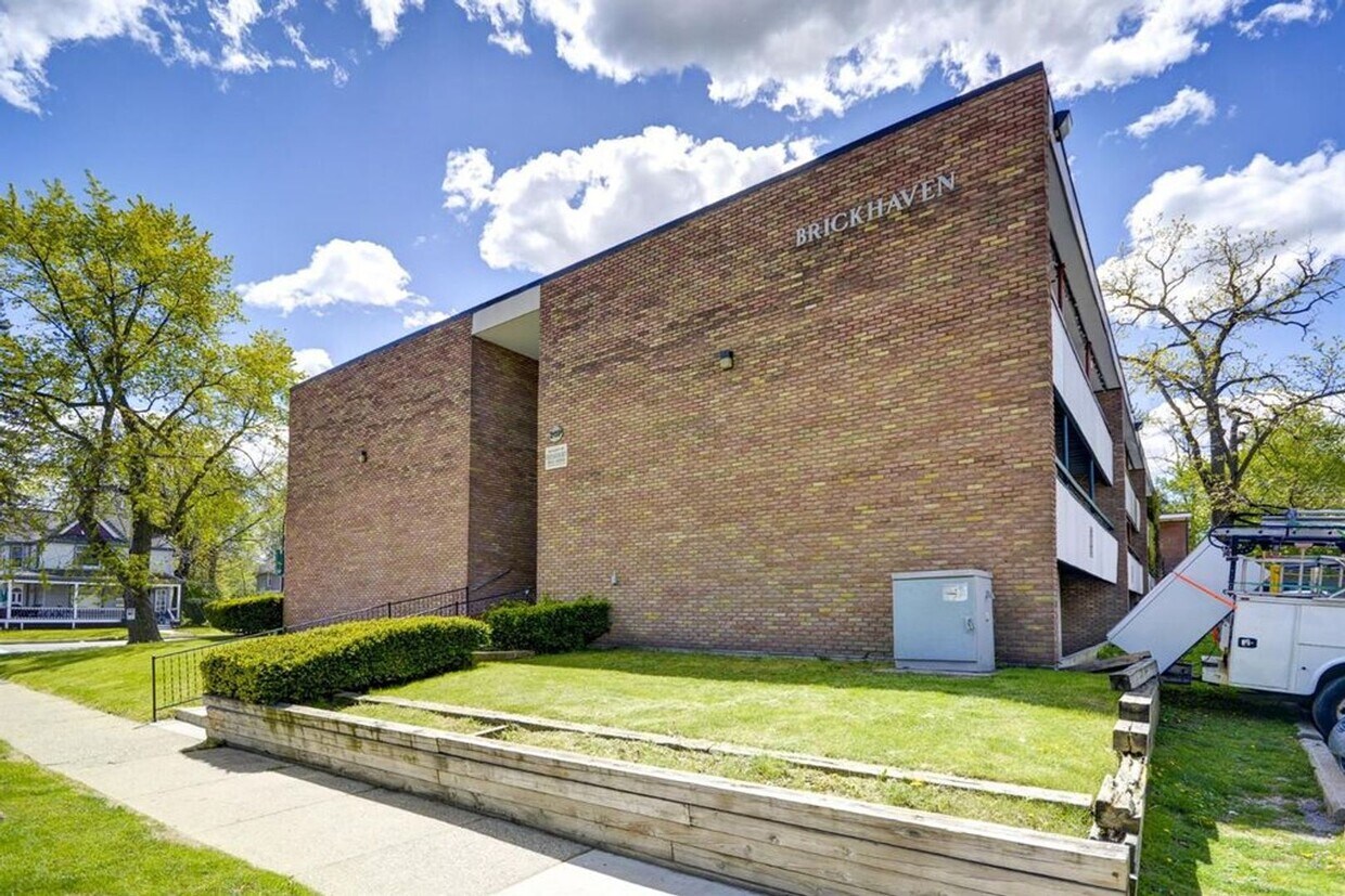 Foto principal - NEW LISTING - Large newly renovated condo ...