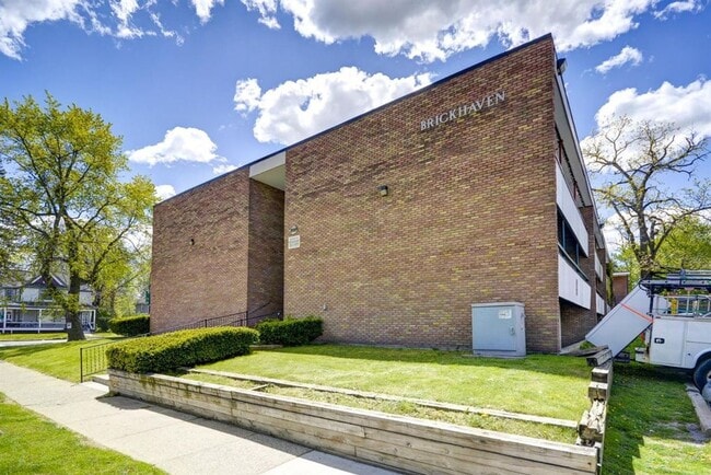 Building Photo - Large Renovated Condo near EMU